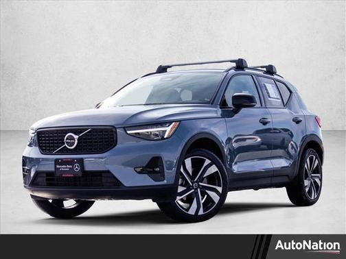 2023 Volvo XC40 B5 Ultimate Dark Theme