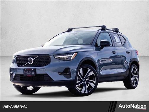 2023 Volvo XC40 B5 Ultimate Dark Theme