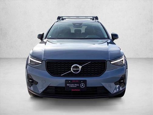 2023 Volvo XC40 B5 Ultimate Dark Theme
