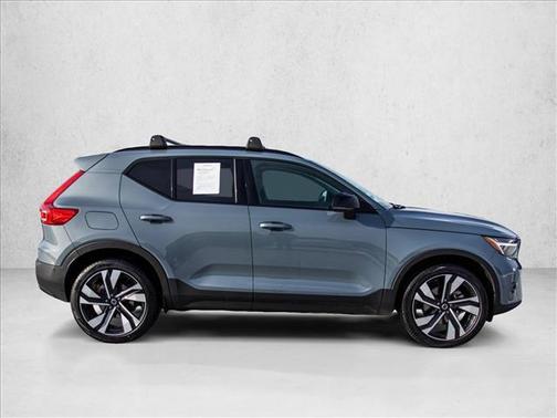 2023 Volvo XC40 B5 Ultimate Dark Theme