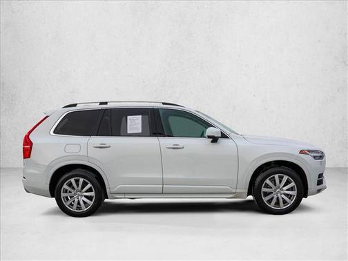 2017 Volvo XC90 T6 Momentum