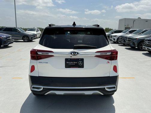 Clear White/Black Roof 2021 Kia Seltos S