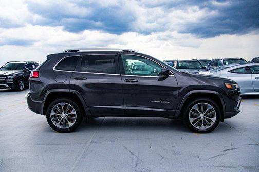 Granite Crystal Metallic Clearcoat 2019 Jeep Cherokee Overland