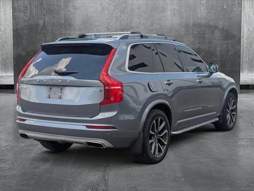 2016 Volvo XC90 T6 Momentum