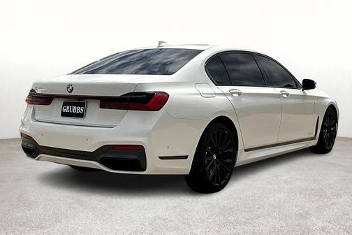 2022 BMW 740 i