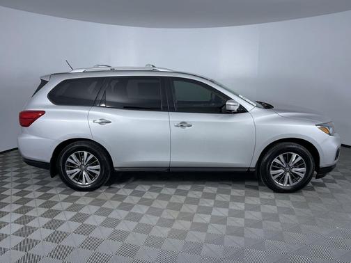 2017 Nissan Pathfinder SL