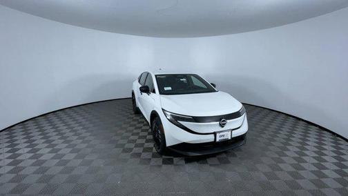 Everest White Pearl Tricoat 2026 Nissan Leaf S+