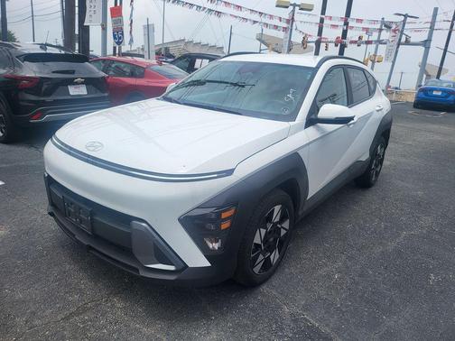 Atlas White 2025 Hyundai KONA SEL