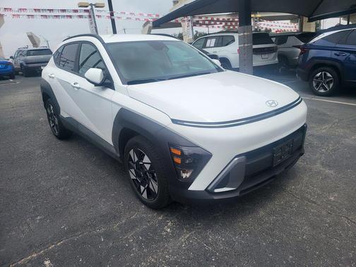 Atlas White 2025 Hyundai KONA SEL