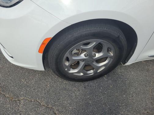 Bright White Clearcoat 2023 Chrysler Pacifica Limited