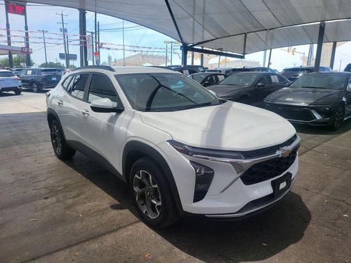 Summit White 2025 Chevrolet Trax LT
