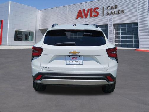 Summit White 2025 Chevrolet Trax LT
