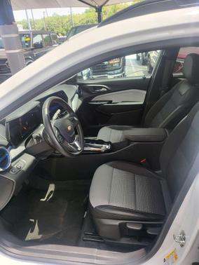 Summit White 2025 Chevrolet Trax LT