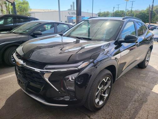 Mosaic Black Metallic 2025 Chevrolet Trax LT