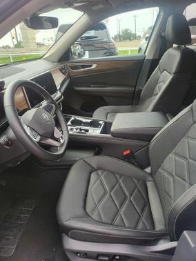 Pure White 2025 Volkswagen Atlas 2.0T SE w/Technology