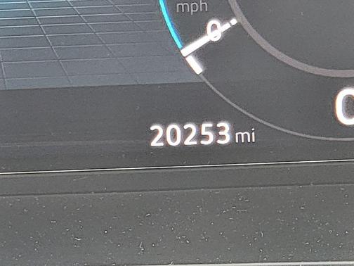 Pure White 2025 Volkswagen Atlas 2.0T SE w/Technology