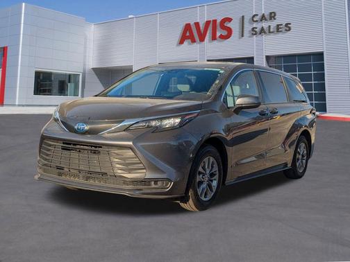 2025 Toyota Sienna LE