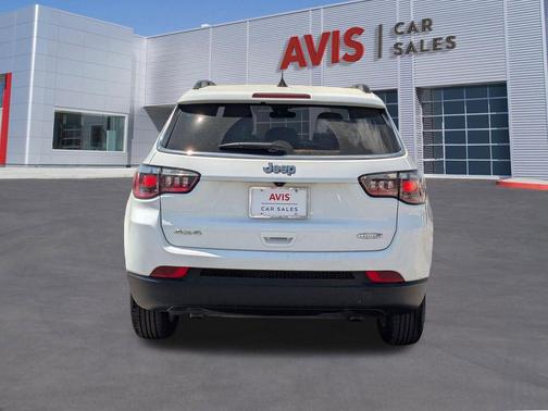 Bright White Clearcoat 2025 Jeep Compass Latitude
