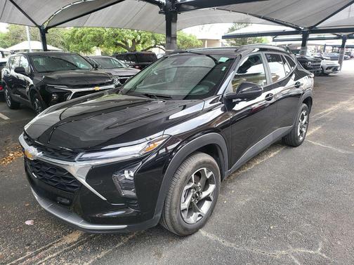 Mosaic Black Metallic 2025 Chevrolet Trax LT