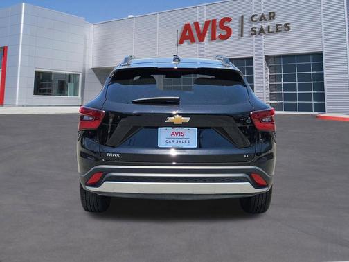 Mosaic Black Metallic 2025 Chevrolet Trax LT