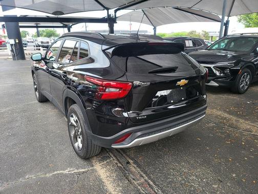 Mosaic Black Metallic 2025 Chevrolet Trax LT