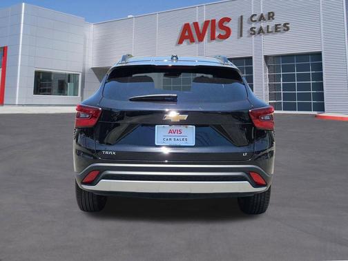 Mosaic Black Metallic 2025 Chevrolet Trax LT