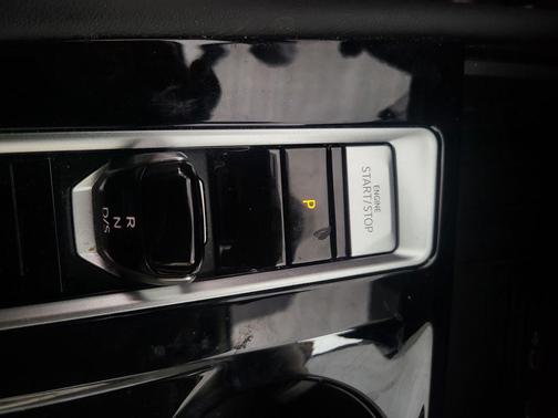Pure White 2025 Volkswagen Atlas 2.0T SE w/Technology 4MOTION