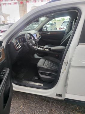 Pure White 2025 Volkswagen Atlas 2.0T SE w/Technology 4MOTION