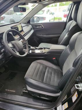 Black 2025 Mitsubishi Outlander SE