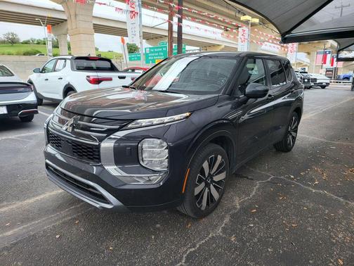 Black 2025 Mitsubishi Outlander SE
