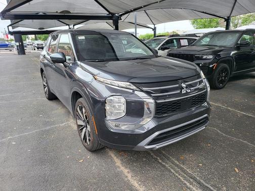 Black 2025 Mitsubishi Outlander SE