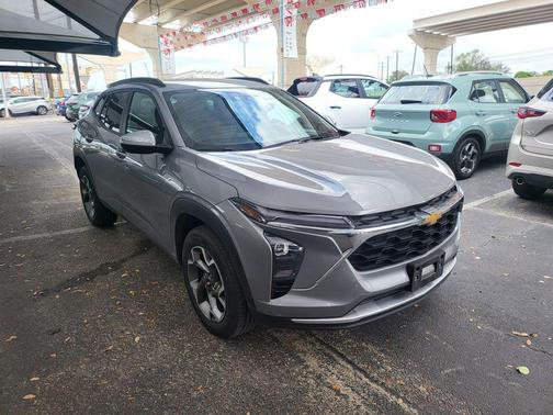Sterling Gray Metallic 2025 Chevrolet Trax LT