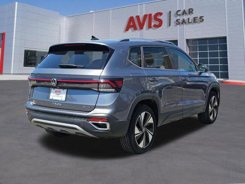 Pyrite Silver Metallic 2025 Volkswagen Taos 1.5T SE