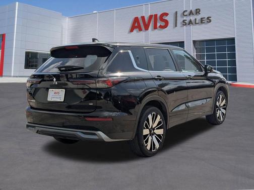 Black Metallic 2025 Mitsubishi Outlander SE