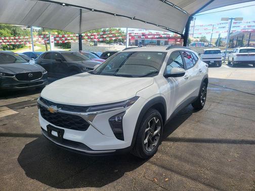 Summit White 2025 Chevrolet Trax LT