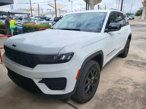 Bright White Clearcoat 2025 Jeep Grand Cherokee Altitude