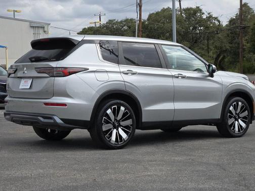 Alloy Silver Metallic 2025 Mitsubishi Outlander SE S-AWC