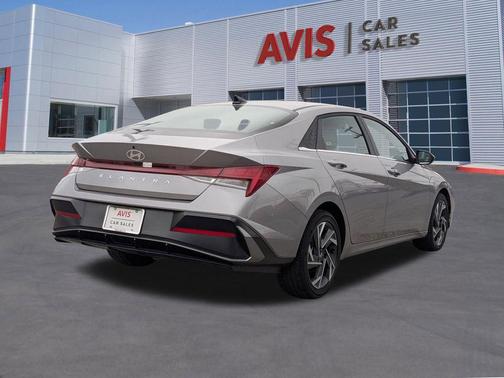 Fluid Metal 2025 Hyundai ELANTRA SEL