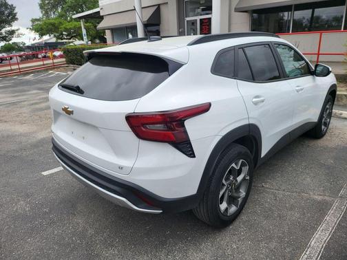 Summit White 2025 Chevrolet Trax LT
