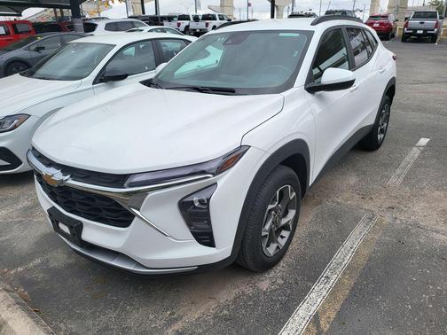 Summit White 2025 Chevrolet Trax LT