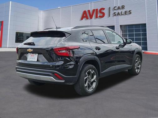 Mosaic Black Metallic 2025 Chevrolet Trax LT