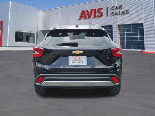 Mosaic Black Metallic 2025 Chevrolet Trax LT