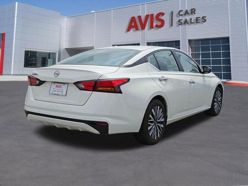 Glacier White 2025 Nissan Altima 2.5 SV