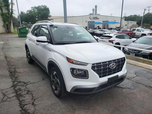 Lunar White 2025 Hyundai VENUE SEL
