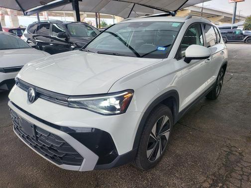 Pure White 2025 Volkswagen Taos 1.5T SE