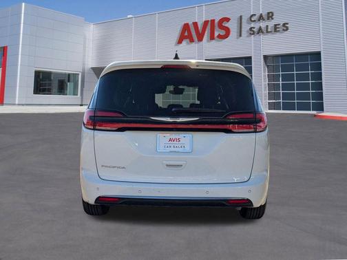 2025 Chrysler Pacifica L