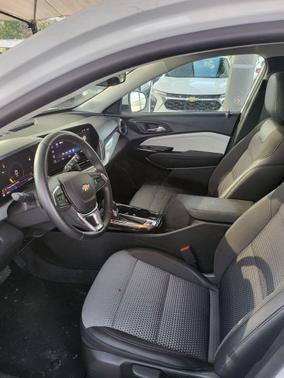 Summit White 2025 Chevrolet Trax LT