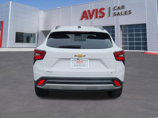 Summit White 2025 Chevrolet Trax LT