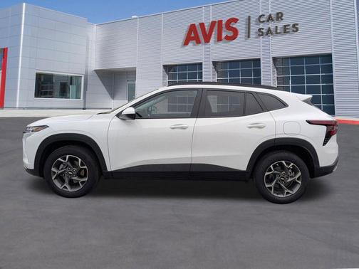 Summit White 2025 Chevrolet Trax LT