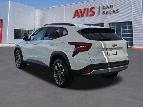 Summit White 2025 Chevrolet Trax LT